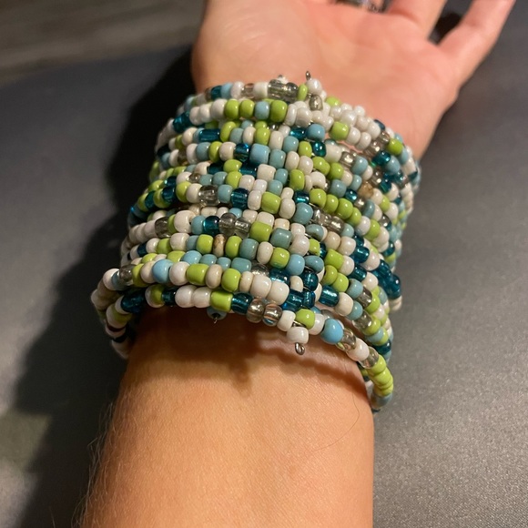 Beaded stretch cuff bracelet - Picture 3 of 4